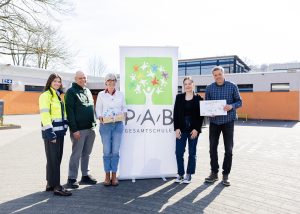 v.l.n.r.: Marie Hinzmann – Pressesprecherin der Nagel-Group; Christian Nollmann - Leiter Business Service der Nagel-Group am Standort Borgholzhausen; Ulla Husemann – Schulleiterin PAB-Gesamtschule; Muhra-Sena Albayrak - Referentin Personalentwicklung und Ausbildung der Nagel-Group am Standort Borgholzhausen; Alexander Brinker – Vorsitzender des Fördervereins PAB-Gesamtschule. (Foto: Nagel-Group)