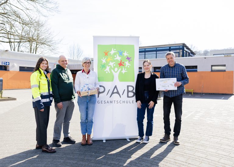 v.l.n.r.: Marie Hinzmann – Pressesprecherin der Nagel-Group; Christian Nollmann - Leiter Business Service der Nagel-Group am Standort Borgholzhausen; Ulla Husemann – Schulleiterin PAB-Gesamtschule; Muhra-Sena Albayrak - Referentin Personalentwicklung und Ausbildung der Nagel-Group am Standort Borgholzhausen; Alexander Brinker – Vorsitzender des Fördervereins PAB-Gesamtschule. (Foto: Nagel-Group)