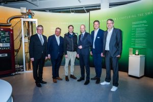 Freuen sich auf den Kongress und viele neue Impulse (v.l.): Michael Dreier (Bürgermeister Stadt Paderborn), Björn Böker (Geschäftsführer OstWestfalenLippe GmbH), Dr. Jan Götz (IQM Quantum Computers), Jens Kronsbein (Bezirksregierung Detmold), Dr. Christian Berg (Heinz Nixdorf MuseumsForum) und Wolfgang Marquardt (Prokurist OstWestfalenLippe GmbH). (Foto: OstWestfalenLippe GmbH)