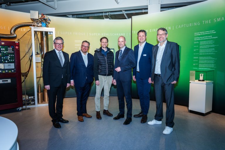 Freuen sich auf den Kongress und viele neue Impulse (v.l.): Michael Dreier (Bürgermeister Stadt Paderborn), Björn Böker (Geschäftsführer OstWestfalenLippe GmbH), Dr. Jan Götz (IQM Quantum Computers), Jens Kronsbein (Bezirksregierung Detmold), Dr. Christian Berg (Heinz Nixdorf MuseumsForum) und Wolfgang Marquardt (Prokurist OstWestfalenLippe GmbH). (Foto: OstWestfalenLippe GmbH)