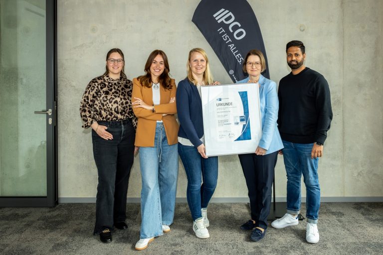 Auszeichnung mit dem IHK-Qualitätssiegel „TOP Ausbildung“ (v. l.): VWA-Projektleiterin Kristin auf der Masch, Laura Bröcker, Personalabteilung, Jessica Werries, Leiterin der Personalabteilung, IHK-Geschäftsbereichsleiterin Juliane Hünefeld-Linkermann und Leynen Vincent Jeyaras, Technik und Ausbildung der pco GmbH & Co. KG (Bildquelle IHK/Holger Bulk)