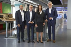Mit dem Wachstumskurs der VerbundVolksbank OWL eG ist der Vorstand mit (v. r.) dem Vorsitzenden Ansgar Käter, Ina Kreimer, Frank Sievert und dem stellvertretenden Vorsitzenden Thorsten Wolff sehr zufrieden. (Foto: VerbundVolksbank OWL eG)