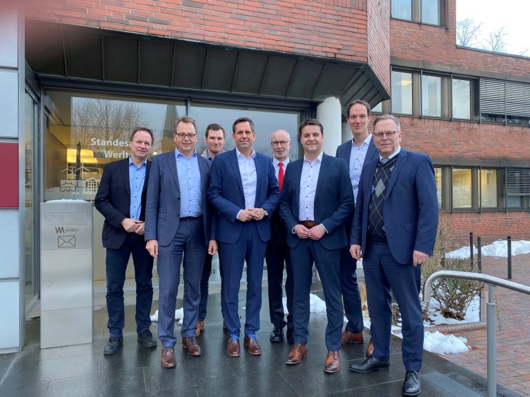 Über die Zukunft der Windenergie in der Samtgemeinde Werlte haben sich kürzlich (v.l.) Stefan Lütkemeyer, Samtgemeindebürgermeister Ludger Kewe, Marcel Wolken, der niedersächsische Wirtschaftsminister Olaf Lies, Christoph Lorenz, Landtagsabgeordneter Hartmut Moorkamp, Dr. Michael Kiehl und Franz-Josef Evers ausgetauscht. (Foto: Samtgemeinde Werlte)