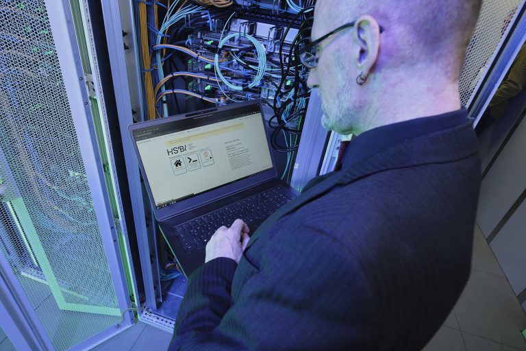 Die HSBI hat mit dem vom Bundesministerium für Bildung und Forschung geförderten Projekt „yourAI“ eine hochschulinterne, interdisziplinäre Plattform für KI-Anwendungen geschaffen. (Foto: K. Starodubskij/HSBI)