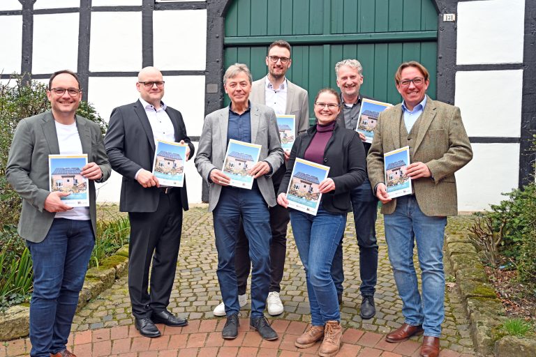 Im historischen Ambiente von Hof Bögel warfen sie gemeinsam mit Vertretern aus Politik und Wirtschaft einen Blick in die Zukunft und legten die kommunale Wärmeplanung vor: (v.r.) Bür-germeister Dr. Marc Schrameyer, Technischer Beigeordneter Uwe Manteuffel, Klimaschutzmana-gerin Nadine Dirksmeyer, SWTE-Projektleiter Mathias Walke, BET-Projektleiter Frank Schäfer, SWTE-Geschäftsführer Tobias Koch und Technischer Leiter Michael Bußmann (SWTE Netz). (Foto: SWTE)