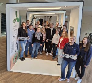 Kerstin Hüls von der Servicestelle Schule-Wirtschaft der MaßArbeit (li.) und Mailyn Düsterhues, Personalleiterin bei der Franz Joseph Schütte GmbH (2. v. re.), freuten sich über das große Interesse an der Veranstaltung (Foto: Katja Bielefeld / MaßArbeit)