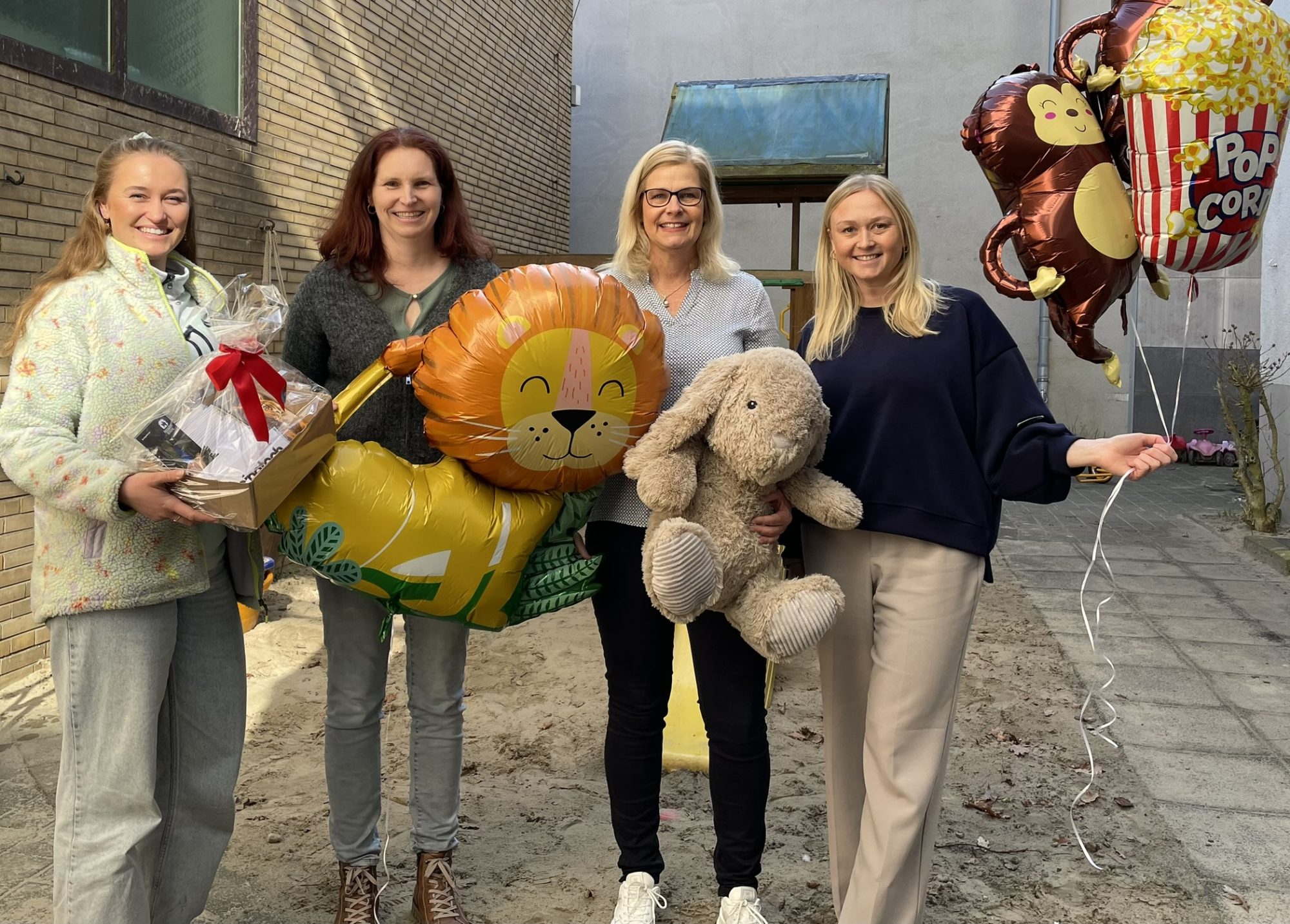 Anlässlich des Internationalen Frauentages übergaben die Fiege-Mitarbeiterinnen Viktoria Peltzer (l.), Claudia Elschen-Bartz (2.v.r.) und Justina Wintermann (r.) Kino- und Zoogutscheine im Wert von 400 Euro an Sonja Havers (2.v.l.), Leiterin des Frauenhauses in Rheine. (Foto: Fiege)
