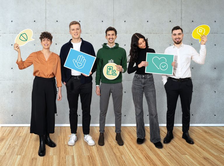 V.l.n.r.: Hannah Meudt (mimaps), Jost Homrighausen (JUHI GmbH), Ali Abderrahmane (JUHI GmbH), Alice Rollini (mimaps), Burak Erkovan (JUHI GmbH). (Foto: Gesundheitsstadt Berlin)