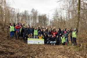 Strahlende Gesichter nach getaner Arbeit: Mitarbeitende der Volksbank in Ostwestfalen, ihre Familien und Vertreter der Klimawoche-Bielefeld freuen sich über die erfolgreiche Pflanzaktion. (Foto: Volksbank)