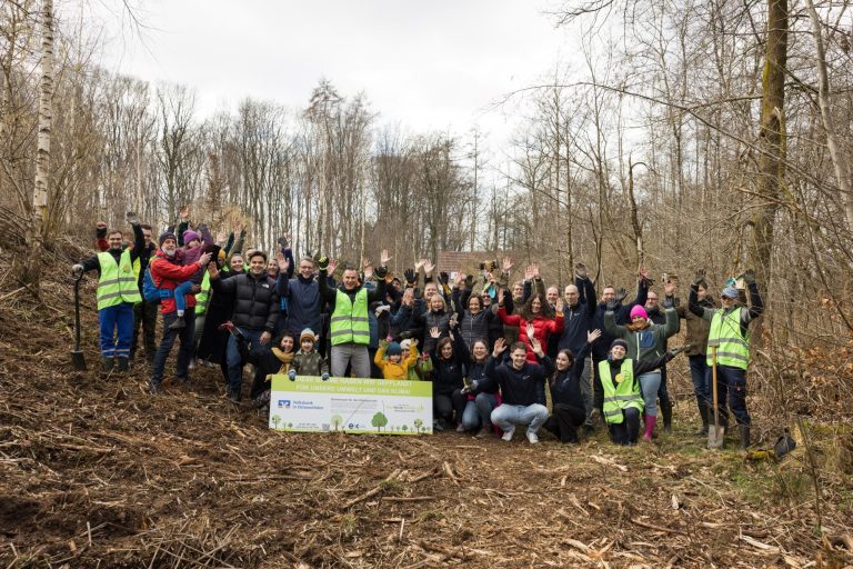 Strahlende Gesichter nach getaner Arbeit: Mitarbeitende der Volksbank in Ostwestfalen, ihre Familien und Vertreter der Klimawoche-Bielefeld freuen sich über die erfolgreiche Pflanzaktion. (Foto: Volksbank)