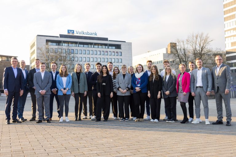 Ein beeindruckendes Bild vom erfolgreichen Volksbank-Nachwuchs: (v.li.) Michael Deitert (Co-Vorstandsvorsitzender), Thomas Mühlhausen (Vorstand), Finn Kruse, Michael Rajski, Robin Ginzel, Pia Intveen, Julia Himmerich, Alexander Penner, Moritz Solfrian, Aylin Cetin, Julian Kasch, Joelle Bröker, Luisa Kuchenbecker Emely Stoltenberg, Ann-Christin Pakendorf, Leo Wülner, Maxine Prange, Frederik Baum, Lily Tölle, Kirstin Stülb (Teamleitung Talentmanagement), Christoph Kühn (Mitarbeiter Talentmangement), Florian Richter (Spezialist Talentmanagement), Oliver Ohm (Vorstand) (Foto: Volksbank)