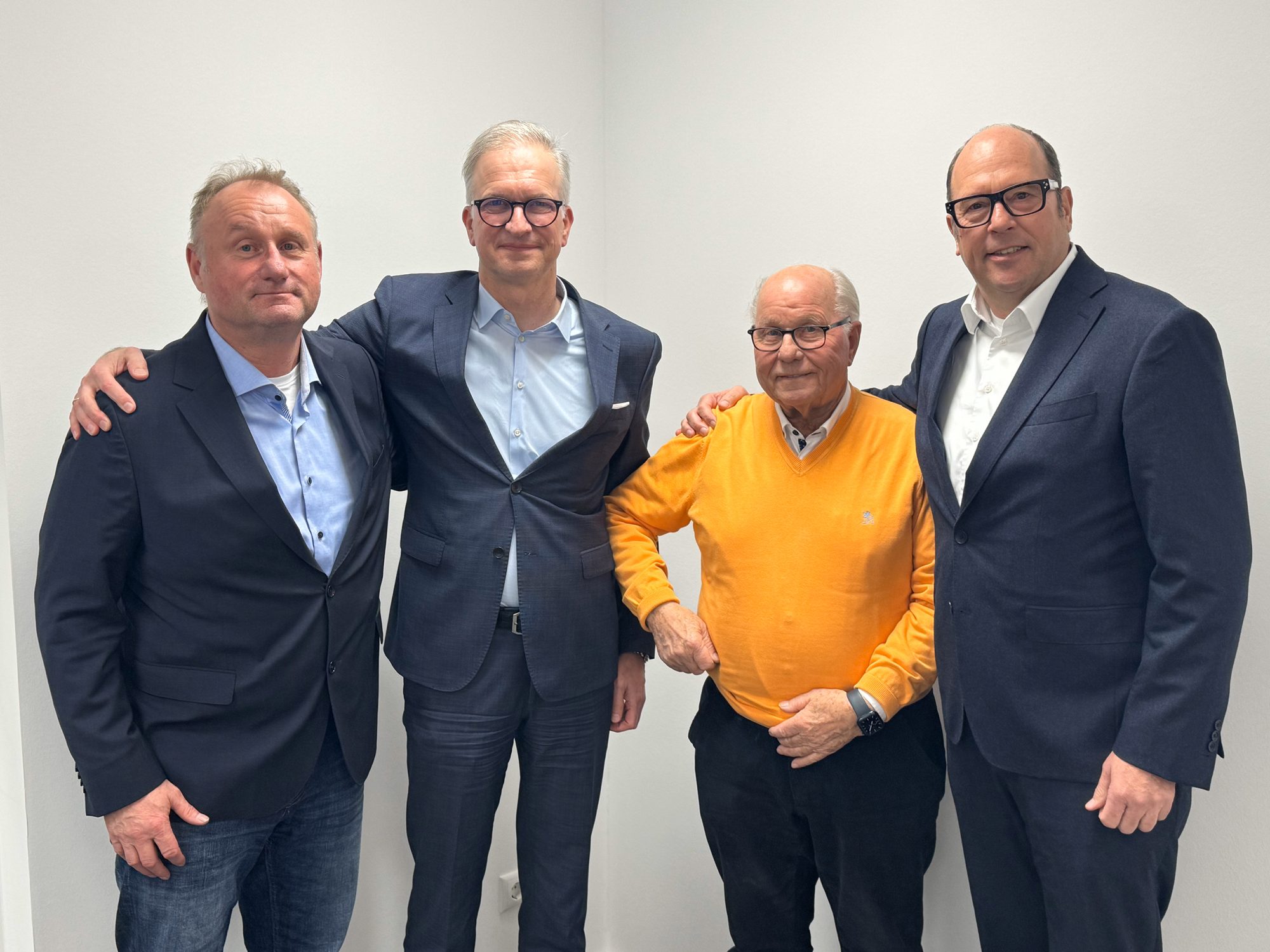 v. l.): Ralf Fahnenschreiber, Rosier Geschäftsführer Marc Heinen, Peter Fahnenschreiber und Heinrich Rosier, geschäftsführender Gesellschafter der Rosier-Gruppe bei der Vertragsunterzeichnung. (Foto: ROSIER)