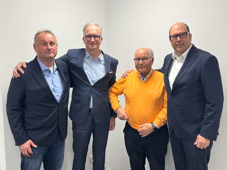 v. l.): Ralf Fahnenschreiber, Rosier Geschäftsführer Marc Heinen, Peter Fahnenschreiber und Heinrich Rosier, geschäftsführender Gesellschafter der Rosier-Gruppe bei der Vertragsunterzeichnung. (Foto: ROSIER)