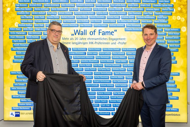 Enthüllten die aktualisierte „Wall of Fame“ in der IHK: Hauptgeschäftsführer Marco Graf und Stephan Soldanski, Vorsitzender der Arbeitnehmervertreter des IHK-Berufsbildungsausschusses (v. r.) (Bildquelle: IHK/Holger Bulk)