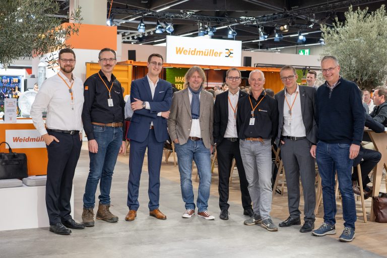 v.l.n.r: Sebastian Stelzer, Group Lead Product Management Industrial Ethernet (Weidmüller); Jeroen Wijnands, Manager OT Security Netherlands (Orange Cyberdefense); Leon Theis, Sales Manager (Orange Cyberdefense); Ralf Czekalla, Head of Business Development (Orange Cyberdefense); Dr. Björn Griese, Head of Product Security (Weidmüller); Marcel Hulsen, Enterprise Security Architect (Orange Cyberdefense); Dr. Thomas Bürger, Executive Vice President Automation Products and Solutions (Weidmüller) und Klaas Wijbenga, Automation Sales Engineer (Weidmüller) verkünden die strategische Partnerschaft auf der SPS in Nürnberg (Foto: Weidmüller)