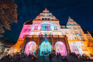 Das Alte Rathaus erstrahlt im besonderen Nachtansichten-Licht. (Foto: Bielefeld Marketing | Tim Fröhlich)