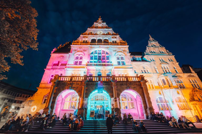 Das Alte Rathaus erstrahlt im besonderen Nachtansichten-Licht. (Foto: Bielefeld Marketing | Tim Fröhlich)