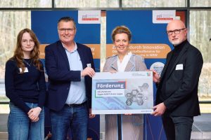 Freuen sich auf den Start von Mehr MINT in Lippe: von rechts: Carsten Kießler (zdi-Zentrum Lippe.MINT, Ministerin Ina Brandes, Thomas Mahlmann (zdi-Zentrum Lippe.MINT) und Julia Müller (Praktikantin Lippe Bildung eG) (Foto: (MKW NRW/Bernd Thissen)