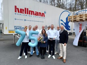 Das Hellmann-Team feiert den 75. Geburtstag der Niederlassung in Bielefeld (Foto: Hellmann)