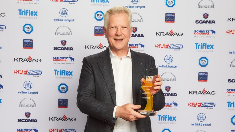 Andreas Schmitz mit dem VR Innovation Award für den 1. Platz in der Kategorie „Ausbildung und Nachwuchs“ (Foto: Jan Scheutzow/VerkehrsRundschau)