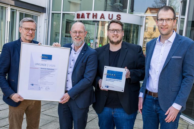 Freuen sich über die Ehrung der Gemeinde Wallenhorst als "Ausgezeichneter Wohnort für Fachkräfte" (von links nach rechts): Otto Steinkamp, Bürgermeister der Gemeinde Wallenhorst, IHK-Geschäftsbereichsleiter Frank Hesse, Nils Tiedemann (Gemeinde Wallenhorst) und Christian Weßling, IHK-Projektleiter Wirtschaftspolitik. (Bildquelle: Gemeinde Wallenhorst/André Thöle)