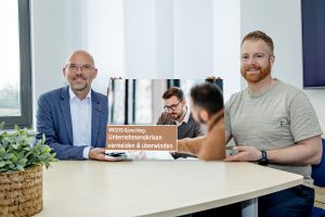 WIGOS-Geschäftsführer Peter Vahrenkamp (li.) und André Schulenberg vom WI-GOS-UnternehmensService stellten die neue Beratung jetzt vor. (Foto: Miriam Loeskow-Bücker / WIGOS)