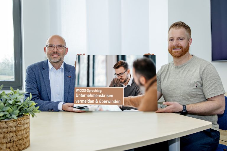 WIGOS-Geschäftsführer Peter Vahrenkamp (li.) und André Schulenberg vom WI-GOS-UnternehmensService stellten die neue Beratung jetzt vor. (Foto: Miriam Loeskow-Bücker / WIGOS)