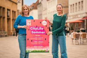 Julia Lehmann und Birgit Schroers freuen sich auf den CityLife Sommer. (Bildrechte: Bielefeld Marketing)
