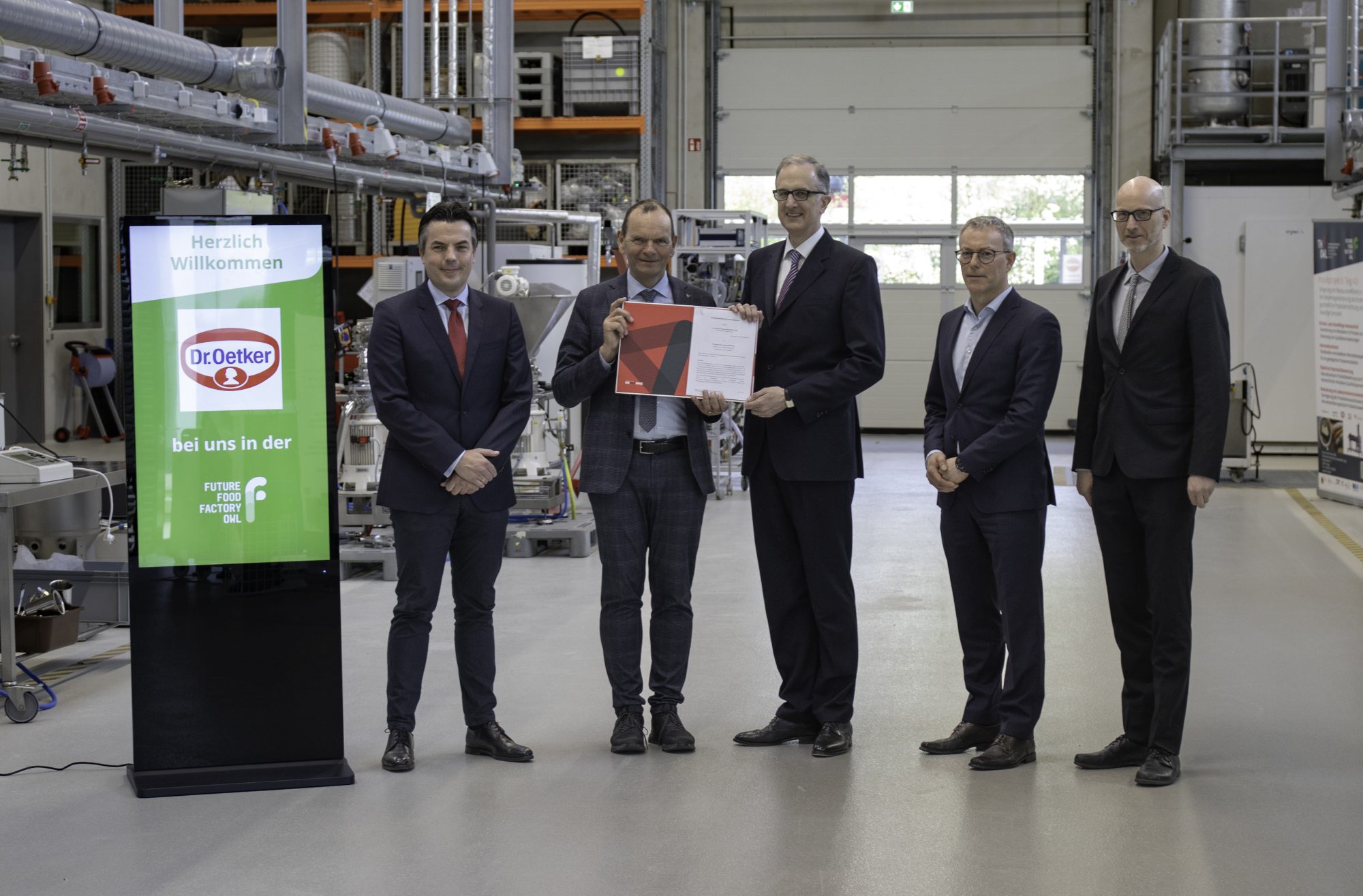 (v.l.n.r.): Tobias Bauer (Leiter Internationale Pizza Produktion bei Dr. Oetker), Professor Dr. Jürgen Krahl (Präsident der TH OWL), Dr. Christian von Twickel (Mitglied der internationalen Geschäftsführung von Dr. Oetker), Christian Fretter (Leiter internationale Produktentwicklung Pizza bei Dr. Oetker), Prof. Dr. Jan Schneider (Leiter der Future Food Factory OWL) (Foto: Dr. August Oetker Nahrungsmittel KG)