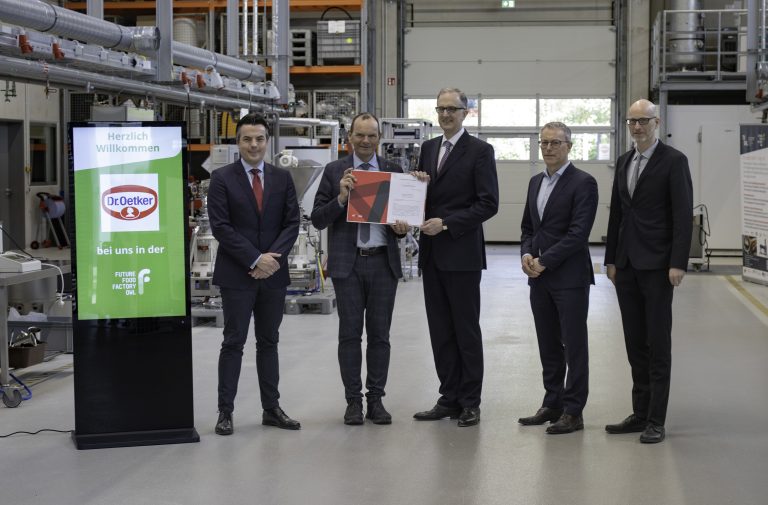 (v.l.n.r.): Tobias Bauer (Leiter Internationale Pizza Produktion bei Dr. Oetker), Professor Dr. Jürgen Krahl (Präsident der TH OWL), Dr. Christian von Twickel (Mitglied der internationalen Geschäftsführung von Dr. Oetker), Christian Fretter (Leiter internationale Produktentwicklung Pizza bei Dr. Oetker), Prof. Dr. Jan Schneider (Leiter der Future Food Factory OWL) (Foto: Dr. August Oetker Nahrungsmittel KG)