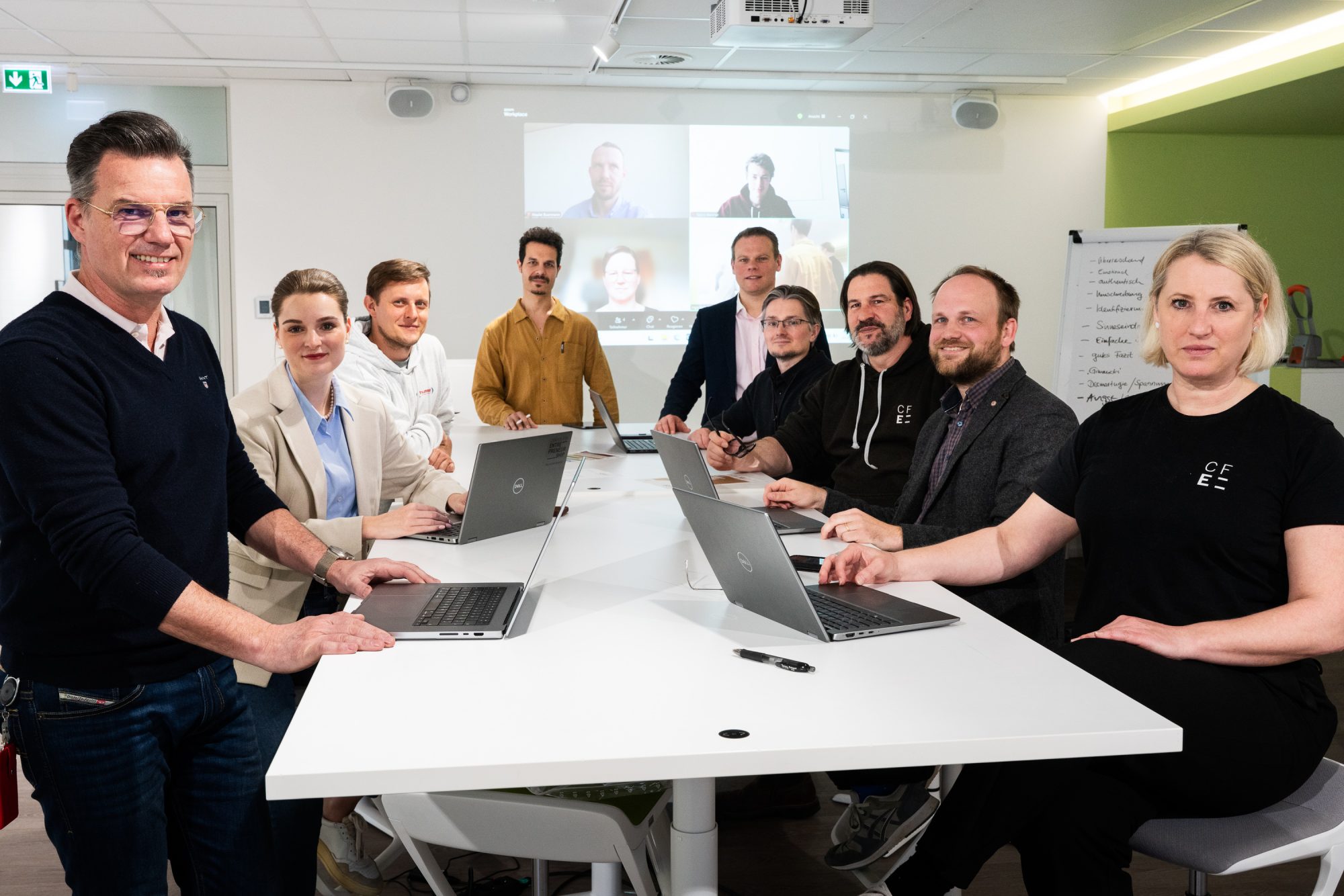 Die Vorjury, v.l.: Rolf Jüstel, Theresa Nerlich, Michael Wabisch, Amir Giebel, Prof. Dr. Ingo Ballschmieter, Lukas Gawor, Martin Kalis, Mirko Petersen und Dr. Stefanie Pannier. Im Hintergrund zugeschaltet: Heike Timmermann, Dr. Hauke Buermann und Robin Weisner. (Foto: F. Hüffelmann/HSBI)