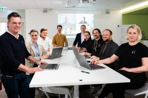 Die Vorjury, v.l.: Rolf Jüstel, Theresa Nerlich, Michael Wabisch, Amir Giebel, Prof. Dr. Ingo Ballschmieter, Lukas Gawor, Martin Kalis, Mirko Petersen und Dr. Stefanie Pannier. Im Hintergrund zugeschaltet: Heike Timmermann, Dr. Hauke Buermann und Robin Weisner. (Foto: F. Hüffelmann/HSBI)