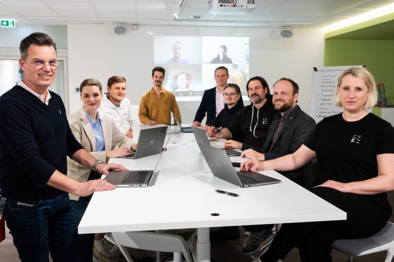 Die Vorjury, v.l.: Rolf Jüstel, Theresa Nerlich, Michael Wabisch, Amir Giebel, Prof. Dr. Ingo Ballschmieter, Lukas Gawor, Martin Kalis, Mirko Petersen und Dr. Stefanie Pannier. Im Hintergrund zugeschaltet: Heike Timmermann, Dr. Hauke Buermann und Robin Weisner. (Foto: F. Hüffelmann/HSBI)