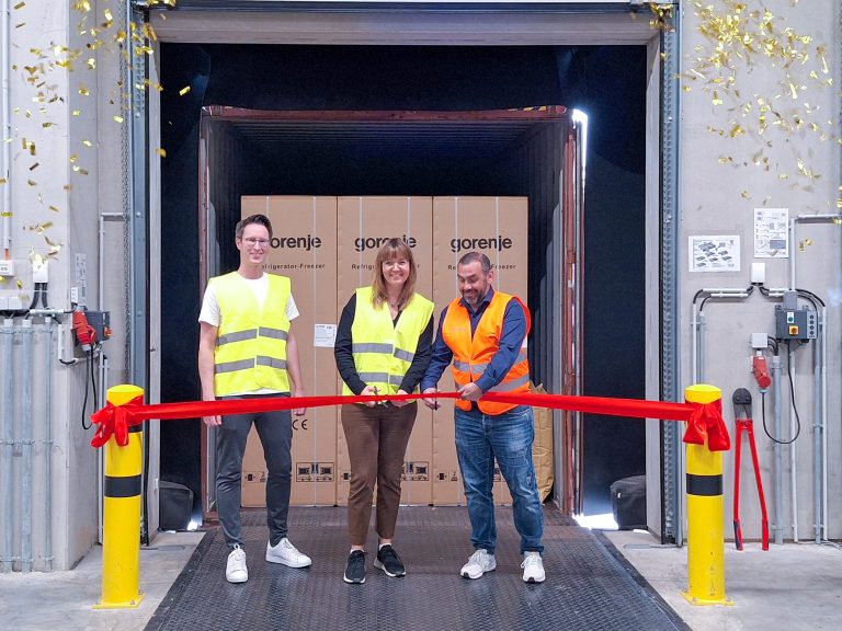 Feierlicher erster Warenausgang (v.l.n.r.): Maik Upgang (Senior Key Account Manager bei Fiege), Stefanie Heinlein (Director Operations bei Hisense Gorenje Germany) und Marc Schmitz (Leiter der Fiege-Niederlassung in Peine). (Foto: Fiege)