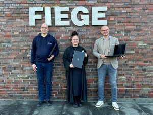 Laptopspende an den Lernen fördern e.V. in Greven (v.l.n.r.): Andreas Bangert (Field Service Central in der IT der Fiege-Gruppe), Nazanin Voskort (stellvertretende Leiterin Lernen fördern e.V. Greven) und Kai Alfermann (Vorstand der Josef Fiege Stiftung). (Foto: Fiege)