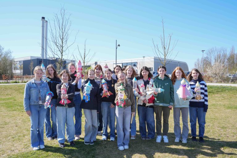 Beim Girls' Day und Boys' Day an der TH OWL konnten Mädchen in die Rolle einer Raumfahrtingenieurin schlüpfen, selber Wasserraketen bauen und diese auf der Campuswiese in die Höhe schnellen lassen (Foto: TH OWL)