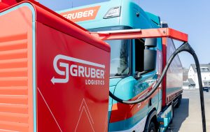 Solche Ladestationen, wie jene am firmeneigenen Standort in Staufenberg (Hessen), sind Ausdruck der Anstrengungen von Gruber Logistics für einen nachhaltigeren, weil ressourcenschonenderen Straßengüterverkehr. (Quelle: Gruber Logistics)