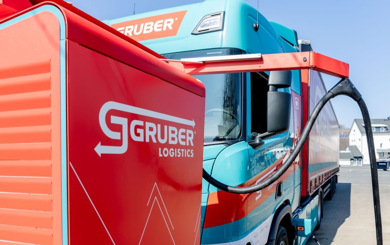 Solche Ladestationen, wie jene am firmeneigenen Standort in Staufenberg (Hessen), sind Ausdruck der Anstrengungen von Gruber Logistics für einen nachhaltigeren, weil ressourcenschonenderen Straßengüterverkehr. (Quelle: Gruber Logistics)