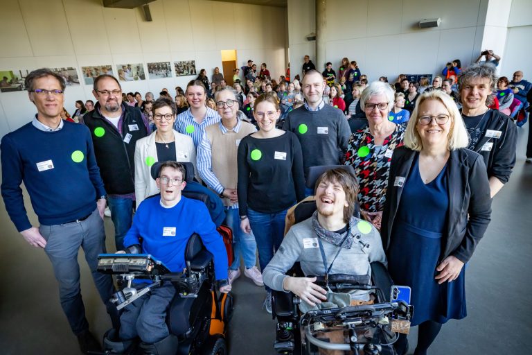 Prof. Dr. Christian Huppert (1.v.l.) vom Fachbereich Sozialwesen der HSBI hat die inklusive Fachtagung zusammen mit Bethel.regional organisiert. (Foto: S. Jonek / HSBI)