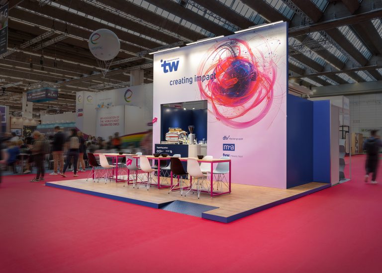 Die Kreislaufwirtschaft in der Messewirtschaft zu fördern, ist das Ziel des neuen Forschungsprojekts KRIDEM der Hochschule Osnabrück. Dieses Bild zeigt einen 30qm großen „Kreislauffähigen Messestand“ des Projektpartners imb troschke Messebau aus 2023. Alles, was verbaut und entsorgt wurde, wurde nach Gewicht festgehalten und in einem Diagramm visualisiert: Stahl, Spanplatten, Teppich, Klebeband und Schrauben. Die ermittelte Stoffstrombilanz ergab einen Anteil der wiederverwendbaren Elemente von 99 Prozent. 1 Prozent ist Abfall. (Foto: imb troschke)