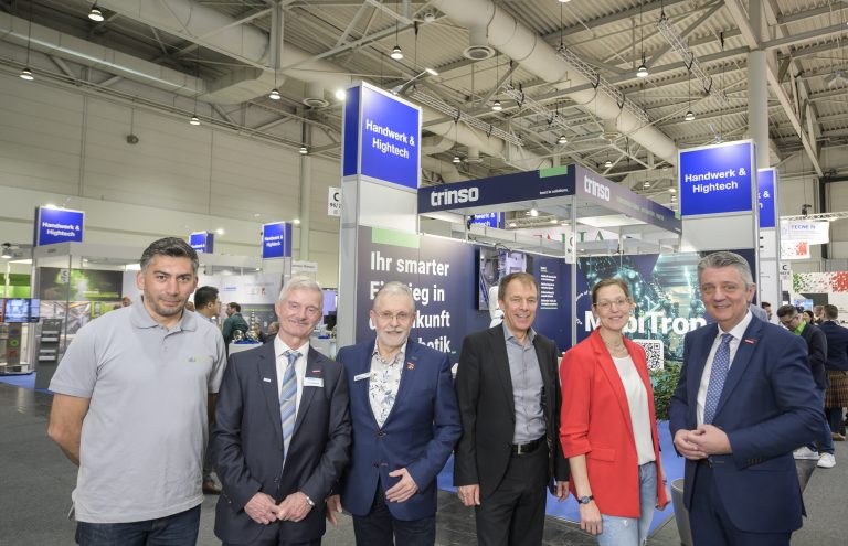 Wirtschaft aus dem Münsterland auf der Hannover Messe am Gemeinschaftsstand des Zulieferhandwerks (v. l.): Bektas Özdemir (Alutexx Metallsysteme), Thomas Melchert (HWK), Gerd Spreckelmeyer (Trinso), Martin Schiller (Darpe Energie), Anna Arnskötter (Arnskötter Präzisionstechnik) und Jürgen Kroos (HWK). (Foto: © Henning Scheffen)