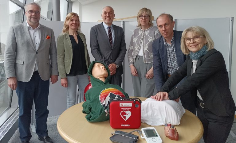 v.l.: Schulleiter Heiko Jucks, Karin Westphal, Stefan Debus, Karin Brackhahn, Michael Lohre und Christina Tippelt. (Foto HANSE-Berufskolleg)