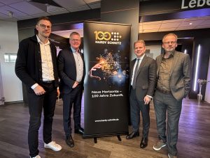 v.l.n.r.: Ingo Niehaus (Geschäftsführer EWG Rheine), Dr. Peter Lüttmann (Bürgermeister Stadt Rheine), Oliver Klemm (CEO Hardy Schmitz), Stefan Kroos (Leiter Logistik und Unternehmensentwicklung Hardy Schmitz) (Foto: EWG)