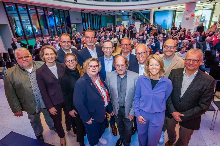 Der Vorstand des Verkehrsvereins Bielefeld in der Wissenswerkstadt: (v. l.) Andreas Büscher, Jennifer Erdmann, Martin Knabenreich, Friederike von Spiegel, Regine Tönsing, Jan-Erik Weinekötter, Frank Wulfmeyer, Mike Bartels, Burkhard Schmidt-Schönefeld, Pit Clausen, Ursula Pasch, Henner Zimmat und Professor Dr. Olaf Kruse. (Foto: Bielefeld Marketing GmbH | Sarah Jonek)