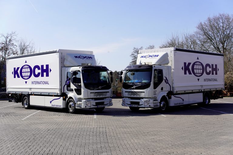 Koch International nahm im April 2025 zwei Elektro-LKW für den Einsatz im Nahverkehr in Betrieb. Die Fahrzeuge leisten einen wichtigen Beitrag zur Reduzierung von CO2- und Lärmemissionen (Foto: Koch International)