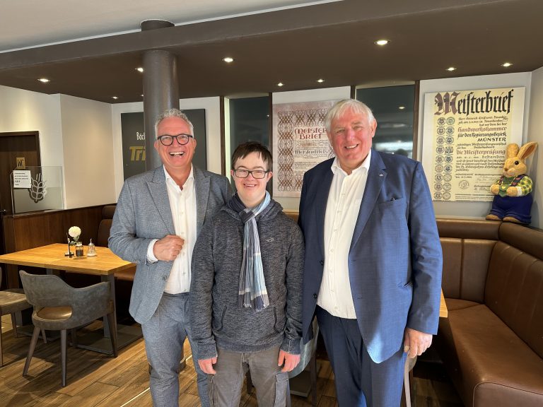 Leo Bennemann und Frank Tischner mit Karl-Josef-Laumann zum Austausch beim Frühstück (Foto: KH)