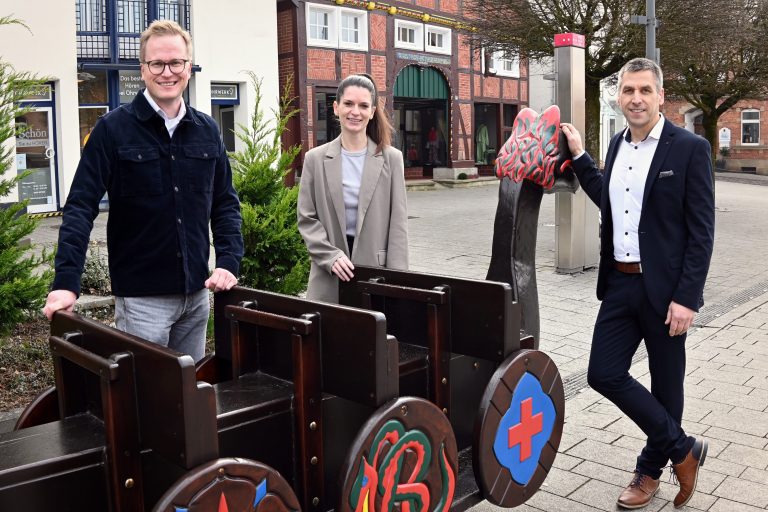 Bürgermeister Burkhard Schwuchow (r.) und Michael Kubat (l.) von der Wirtschaftsförderung der Stadt Büren heißen Luisa Jakobi als neue Citymanagerin der Stadt Büren willkommen (Foto: Stadt Büren)