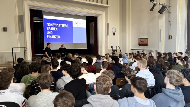 Mitglieder der Wirtschaftsjunioren bringen das Thema Finanzbildung in den Schulalltag (Foto: flotho Werbeagentur)