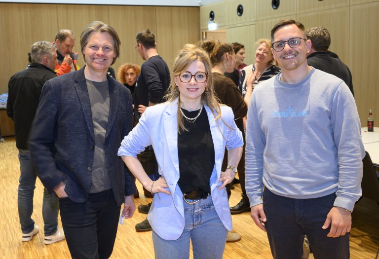 Freuten sich über das große Interesse am Netzwerktreffen (v. li): Alexander Bose vom Mittelstand-Digital Zentrum Lingen.Münster.Osnabrück, Annika Schütte, Ser-vicestelle Schule-Wirtschaft der MaßArbeit, und Dominik Hochkeppler vom Fachbe-reich für Schule, Kultur und Jugend der Gemeinde Hasbergen (Foto: Foto: Hermann Pentermann / MaßArbeit)