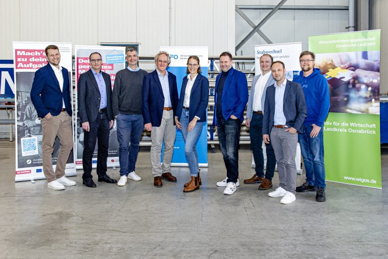 Freuten sich über das große Interesse (v.li.): Lennard Kauke, Prokurist bei PUR-PLAN, Enno Kähler (IHK), Dirk Lebeda (HWK), Andreas Sandmann (Geschäftsführer PURPLAN), Hanna Sandmann (Prokuristin PURPLAN), Axel Kolhosser (WIGOS-UnternehmensService), Hubert Winkler (KERN – Zukunft für Lebenswerke), Michael Retzki (Mittelständische Beteiligungsgesellschaft Niedersachsen MBG), Andreas Meiners (Fachkräfte & Unternehmensnachfolge WFO) (Foto: Miriam Loeskow-Bücker / WIGOS)